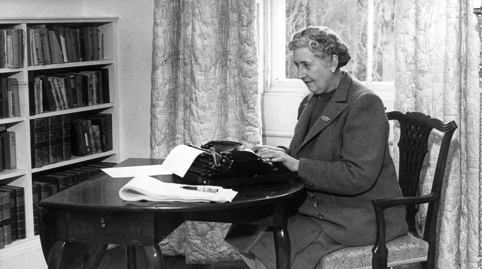 Agatha Christie à sa machine à écrire